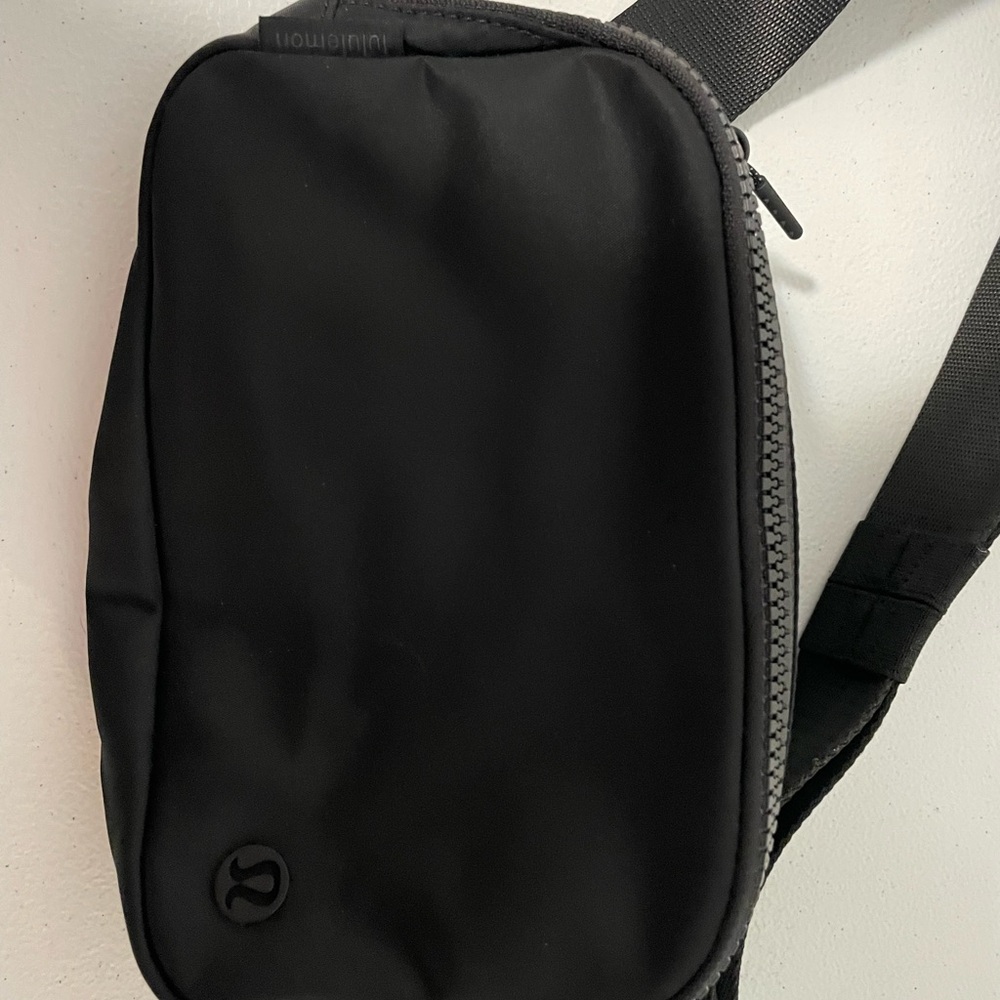 lululemon athletica Black Men's Sling Belt Bag - Picture 2 of 4